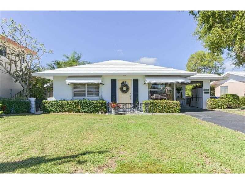Charming Breakwater Surf Club Home Just One Block To Beach & Ocean